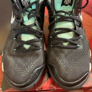 Kyrie 4 (GS) boy’s 7Y have some wear